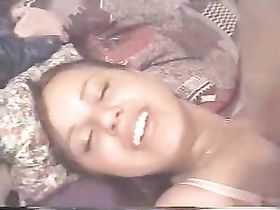 Старый дед трахает молодую соседку в разных позах у себя на кровати