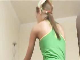 Сунул пальцы даме в пизду